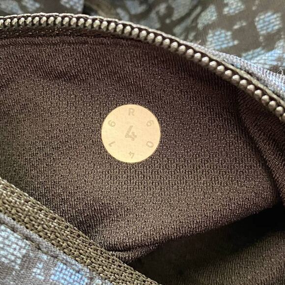 Lululemon Shatter Weave Mesh Pace Rival Crop Leggings Size 4 EUC Blue Black - Picture 7 of 10